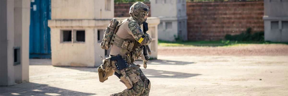 Juega en un campo de airsoft mixto