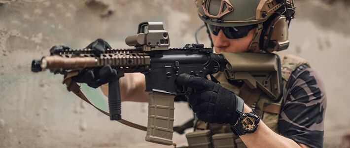 Airsoft player with an AEG