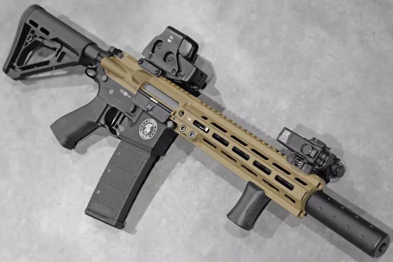 R&eacute;plique LT Blazer GEN2 10\'\' M-Lok Proline noir / tan Lancer Tactical AEG Custom